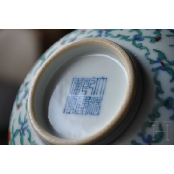 Seltene Doucai-Schale mit Qianlong-Sechs-Zeichen-Marke, wohl aus der Qianlong-Periode