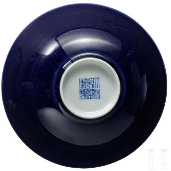 Blau glasierte Schale mit Qianlong-Marke, wohl aus dieser Epoche