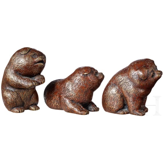 Gruppe von drei Hundewelpen aus Bronze, Japan, Mitte 20. Jhdt.