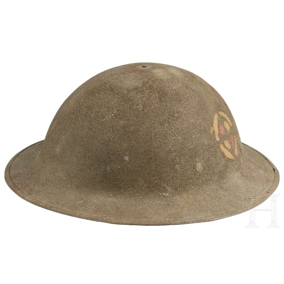 Zwei Stahlhelme M 17