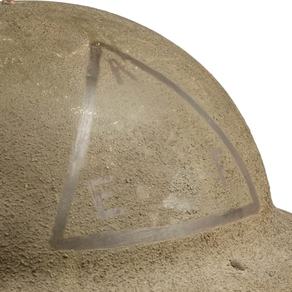 Zwei Stahlhelme M 17