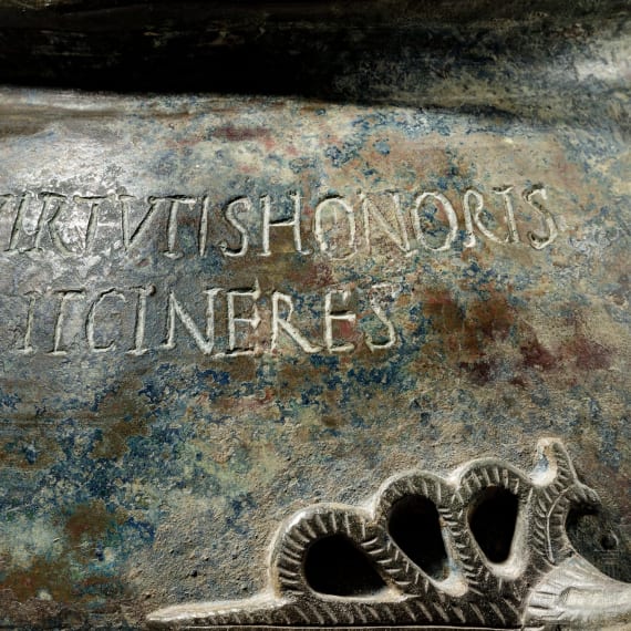 Bronzeurne mit kalligraphisch ausgefeiltem, tiefsinnigem Epigramm, römisch, 1. - 2. Jhdt.
