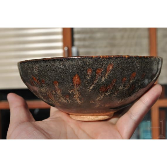 Jizhou-Teeschale mit "Scherenschnittdekor" auf Innenseite, südliche Song-Dynastie (12. - 13. Jhdt.)