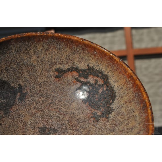 Jizhou-Teeschale mit "Scherenschnittdekor" auf Innenseite, südliche Song-Dynastie (12. - 13. Jhdt.)