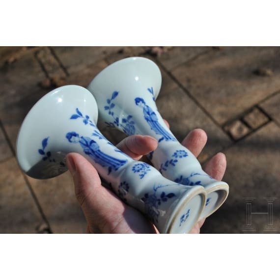 Zwei kleine Gu-Vasen, blau-weiß glasiert mit der Marke "Cheng Hua Nian Zhi", wohl Kangxi-Periode (1661 - 1772) der Qing-Dynastie