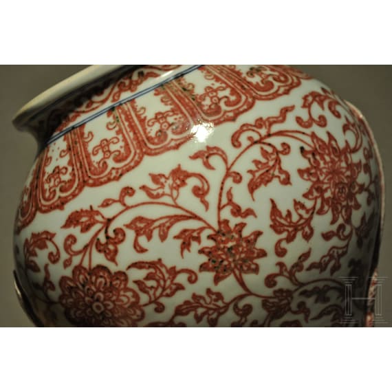 Vase mit kupferfarbener Unterglasur der Qianlong-Periode (1735 - 1799) und blauer Unterglasur-Siegelmarke, wohl aus der Zeit