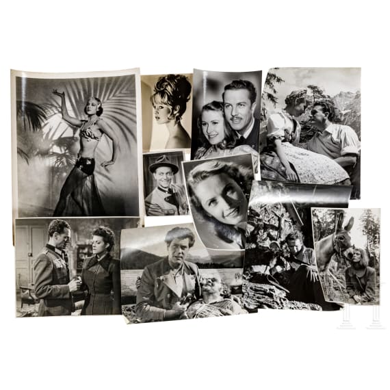 Konvolut mit ca. 52 Reklame-Fotos von Filmen der 1950er Jahre, Kinowerbung "Der Tiger von Eschnapur", "Wenn eine Frau liebt", "Die letzte Nacht", Fotokarte von Brigitte Bardot usw.