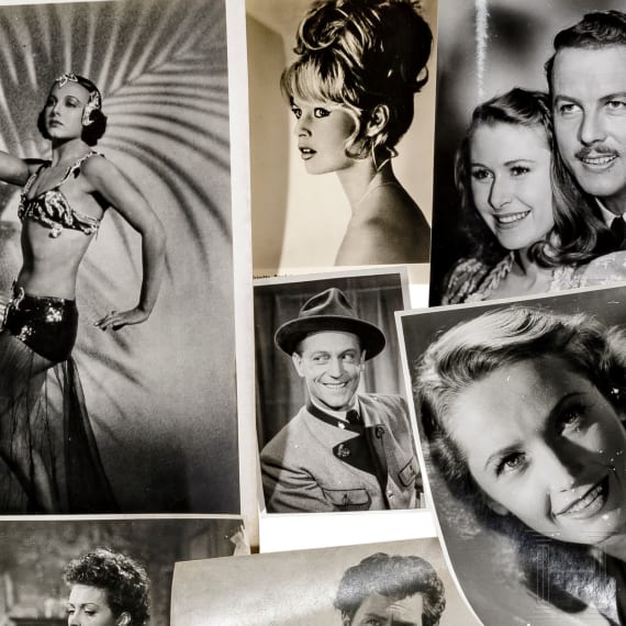 Konvolut mit ca. 52 Reklame-Fotos von Filmen der 1950er Jahre, Kinowerbung "Der Tiger von Eschnapur", "Wenn eine Frau liebt", "Die letzte Nacht", Fotokarte von Brigitte Bardot usw.