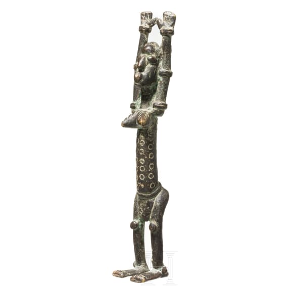 Drei Manillen und eine Bronzefigur, Afrika, 19./20. Jhdt.