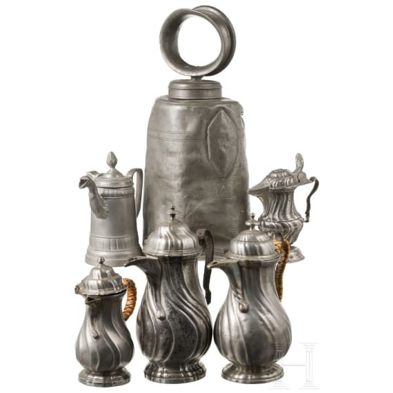 Zunftflasche und f&uuml;nf Kaffeek&auml;nnchen aus Zinn, s&uuml;ddeutsch, 18./fr&uuml;hes 19. Jhdt.