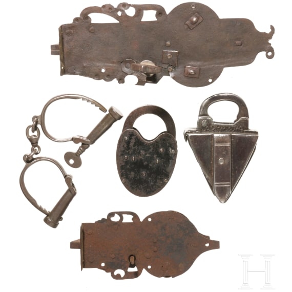 Zwei T&uuml;rschl&ouml;sser, zwei B&uuml;gelschl&ouml;sser und eine Handschelle, deutsch, 17./18. Jhdt.