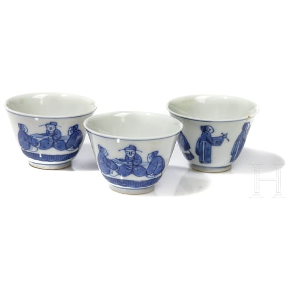 Drei blau-wei&szlig;e Teeschalen mit Chenghua-Marken, wohl sp&auml;te Qing-Dynastie