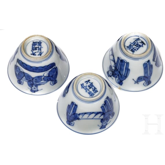 Drei blau-wei&szlig;e Teeschalen mit Chenghua-Marken, wohl sp&auml;te Qing-Dynastie