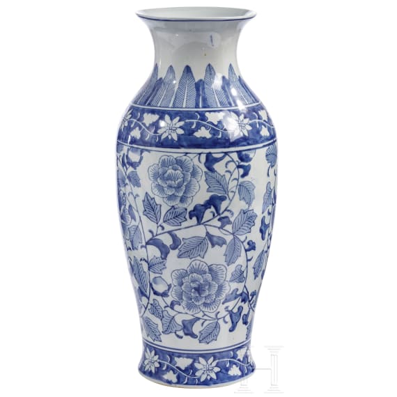 Bodenvase mit blau-wei&szlig;er Unterglasurmalerei, China, 19. - 20. Jhdt.