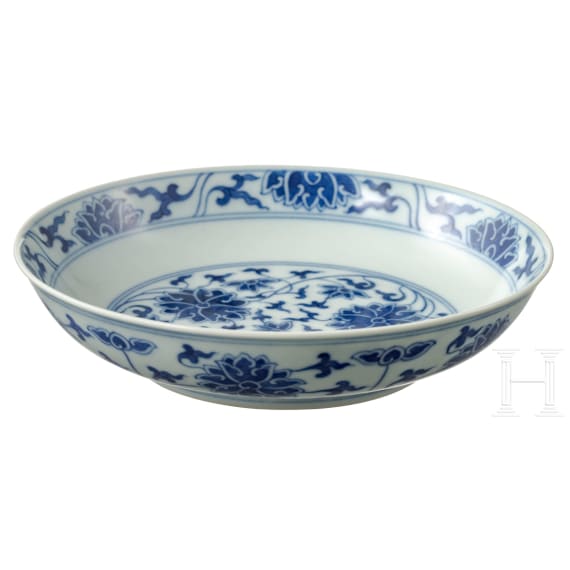 Blau-wei&szlig;e Schale mit Xuantong-Marke, China, 1908-12
