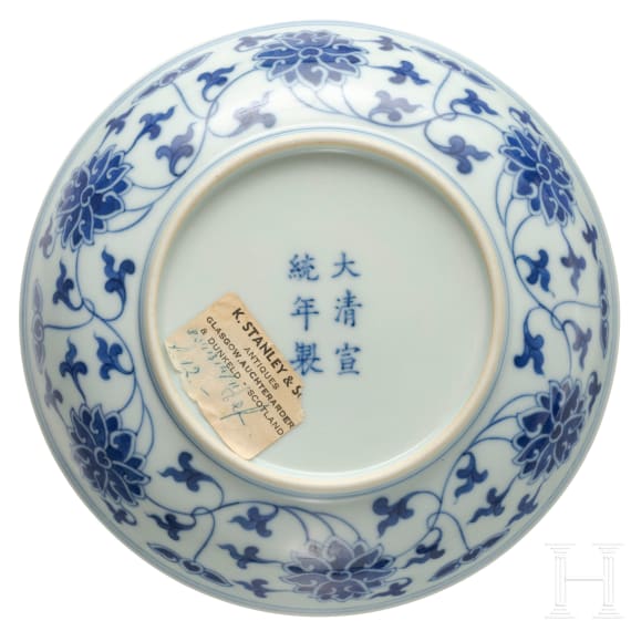 Blau-wei&szlig;e Schale mit Xuantong-Marke, China, 1908-12