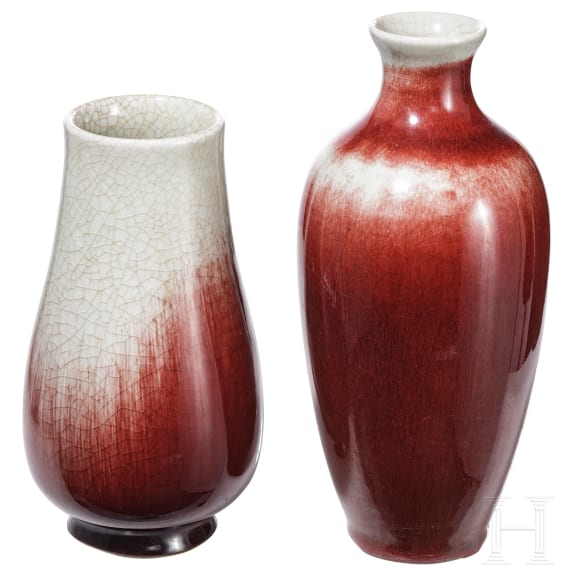 Zwei r&ouml;tlich glasierte Vasen, China, 20. Jhdt.