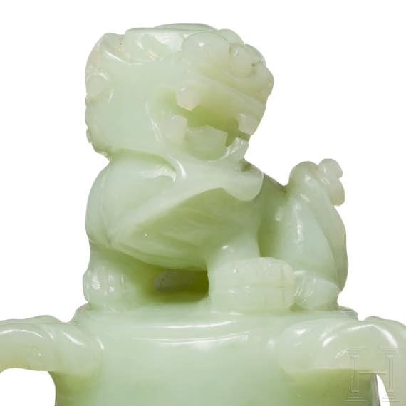 Deckelgef&auml;&szlig; aus hellgr&uuml;ner Jade, China, Ende 19./Anfang 20. Jhdt.