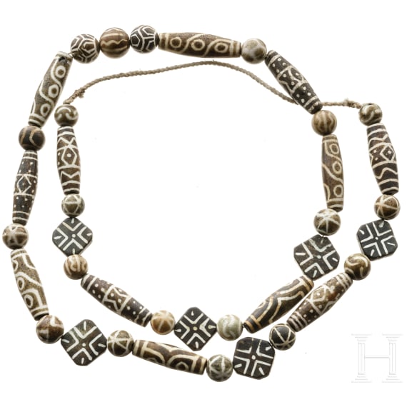 Eine sch&ouml;ne Amulett-Halskette aus Bandachat-Perlen (Chung Dzi), China