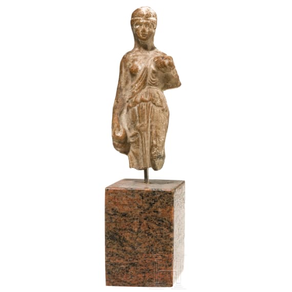Terrakotta einer Frau mit Kanne und Schale, griechisch, 4. Jhdt. v. Chr.