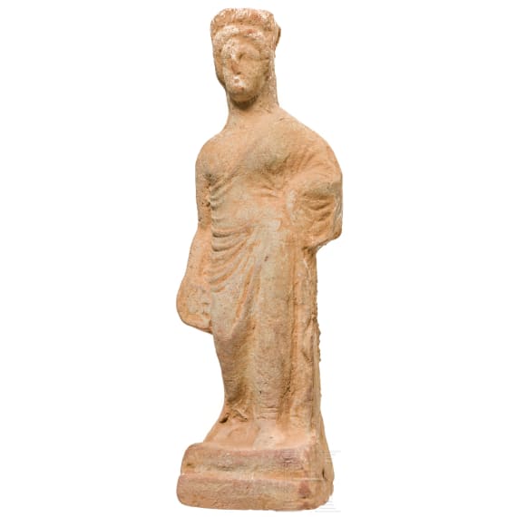 Terrakotta einer stehenden Frau mit Polos und Phiale, griechisch, 4. Jhdt. v. Chr.