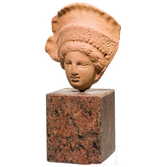 Frauenkopf aus Terrakotta mit Diadem, 3. - 2. Jhdt. v. Chr.