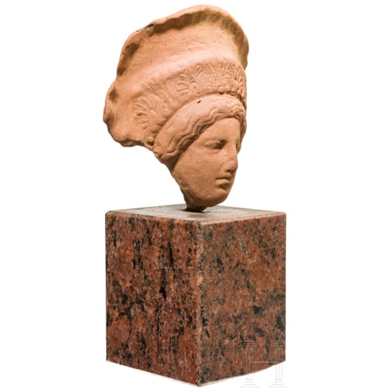 Frauenkopf aus Terrakotta mit Diadem, 3. - 2. Jhdt. v. Chr.