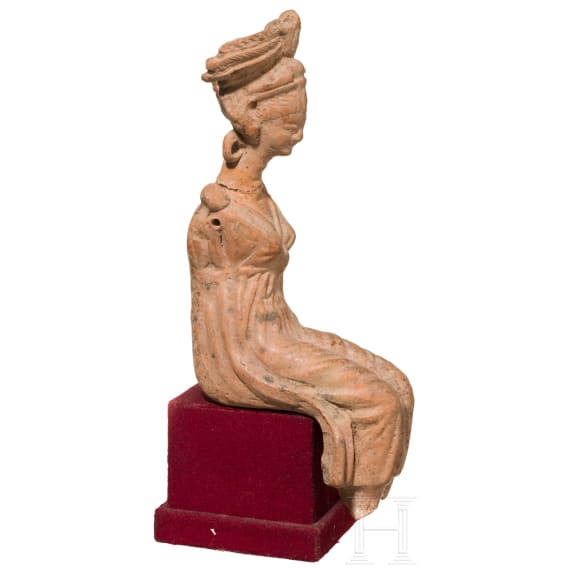 Terrakotta einer sitzenden Frau, hellenistisch, 2. - 1. Jhdt. v. Chr.