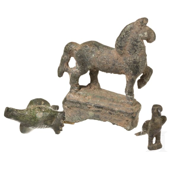 Drei bronzene Tierfiguren, Pferd und zwei Adler, römisch, 1. - 3. Jhdt.