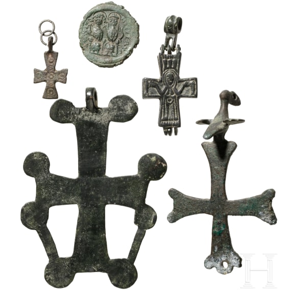 Vier byzantinische Kreuze, ein Enkolpion und eine Münze, 6./7. Jhdt.