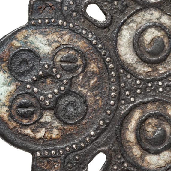 Pferdegeschirrbeschlag mit Emaille- und Silbereinlagen, keltisch, 1. Jhdt. v. - 1. Jhdt. n. Chr.