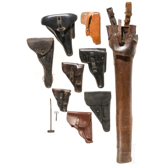 Acht Pistolentaschen und ein Karabinerholster
