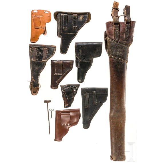 Acht Pistolentaschen und ein Karabinerholster