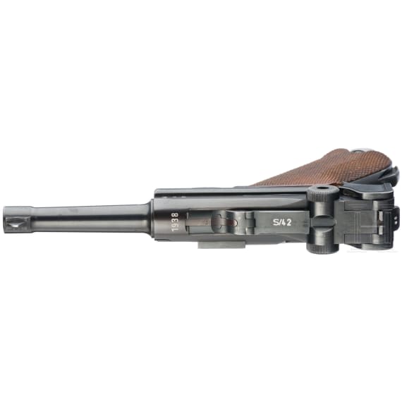 A Luger pistole by Mauser, code "1938 - S/42", 2 matching magazines, holster; Kriegsmarine