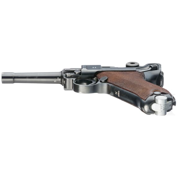 A Luger pistole by Mauser, code "1938 - S/42", 2 matching magazines, holster; Kriegsmarine