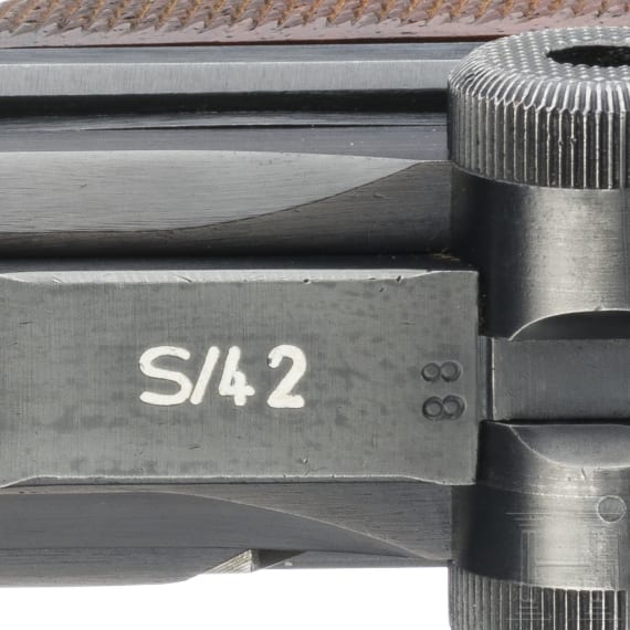 A Luger pistole by Mauser, code "1938 - S/42", 2 matching magazines, holster; Kriegsmarine