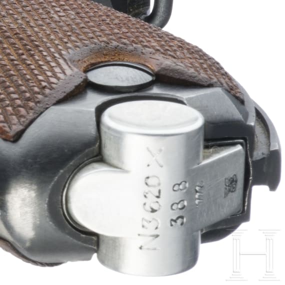 A Luger pistole by Mauser, code "1938 - S/42", 2 matching magazines, holster; Kriegsmarine