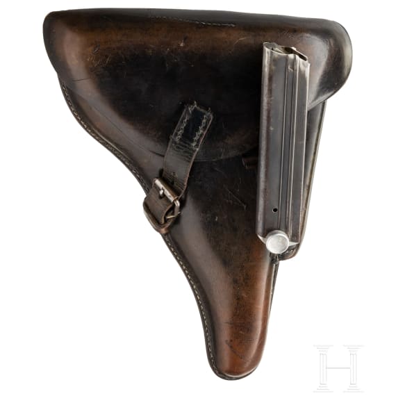 A Luger pistole by Mauser, code "1938 - S/42", 2 matching magazines, holster; Kriegsmarine