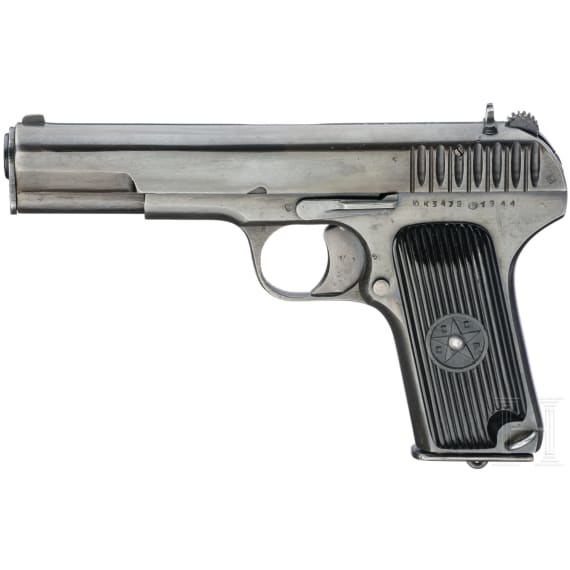 Tokarev TT 33, mit Tasche und Koppel