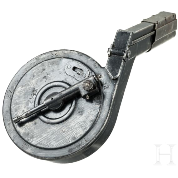 A snail drum magazine, new pattern, for a Luger pistol, by Bing in Nuremberg, with dust cover
