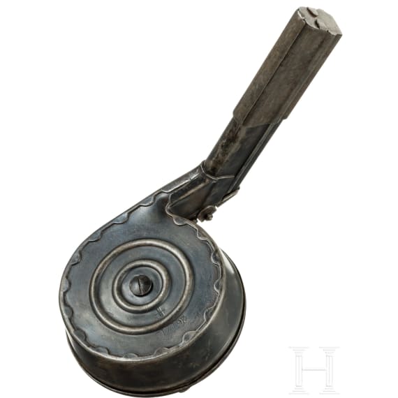 A snail drum magazine, new pattern, for a Luger pistol, by Bing in Nuremberg, with dust cover