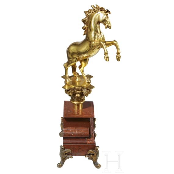 Vergoldete Bronzefigur eines steigenden Pferdes, 19. Jhdt., &auml;hnlich den Fahnenspitzen f&uuml;r Truppen des K&ouml;nigreichs beider Sizilien unter Joachim Murat (1767 - 1815)
