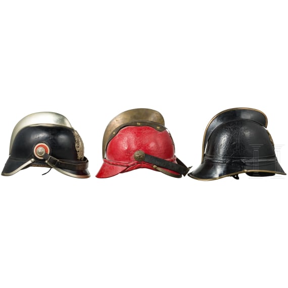 Sechs Feuerwehrhelme und zwei Sicherheitsgurte, ca. 1880 - 1930