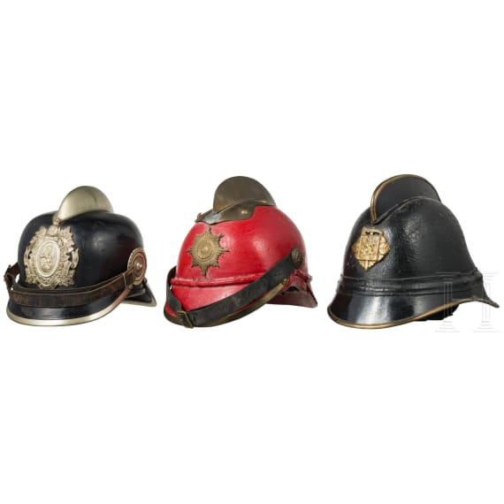 Sechs Feuerwehrhelme und zwei Sicherheitsgurte, ca. 1880 - 1930