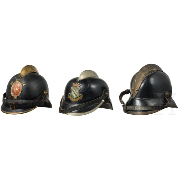 Sechs Feuerwehrhelme und zwei Sicherheitsgurte, ca. 1880 - 1930