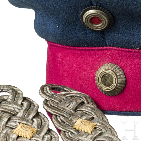 Schirmm&uuml;tze f&uuml;r Offiziere im Generalstab und ein Paar Schulterst&uuml;cke
