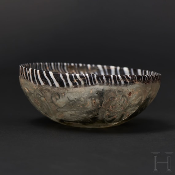 Glasschale mit floralem Dekor in Pigmentschicht zwischen doppelter Wandung, späthellenistisch - frührömisch, 1. Jhdt. v. Chr. – 1. Jhdt. n. Chr.