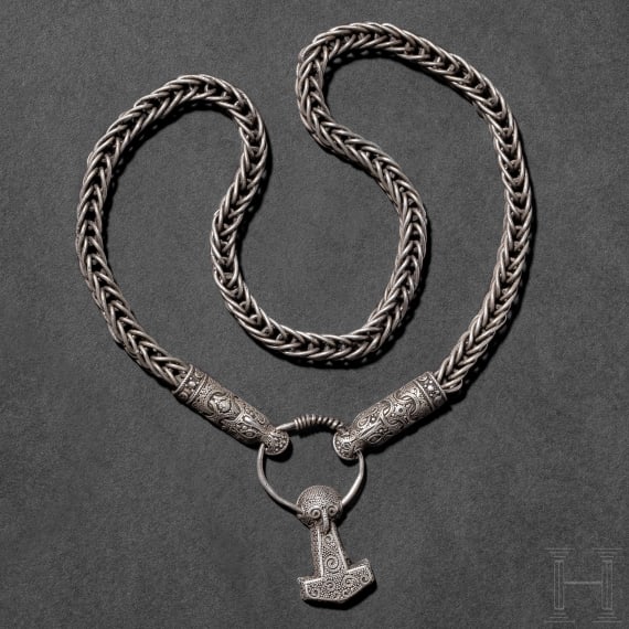 Silberkette mit Tierkopfenden und Thorshammer im Mammenstil, 10. Jhdt.
