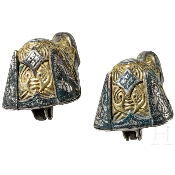 Silbernes Fibelpaar mit Vergoldung in Gestalt von Wildschweinköpfen mit Tierstilverzierung, wikingisch, 1. Hälfte 10. Jhdt.