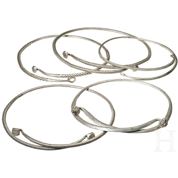 18-teiliger Hortfund aus Silberschmuck, wikingerzeitlich, 10. - 11. Jhdt.